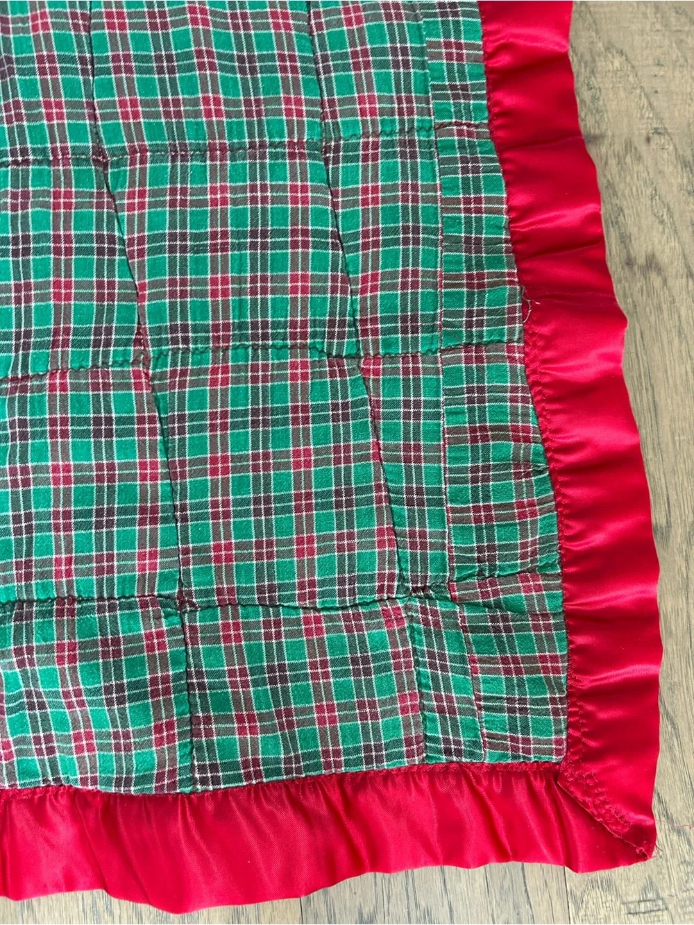 Vintage Xmas Quilt Satin Red Trim Holiday Christmas Festive Seasonal